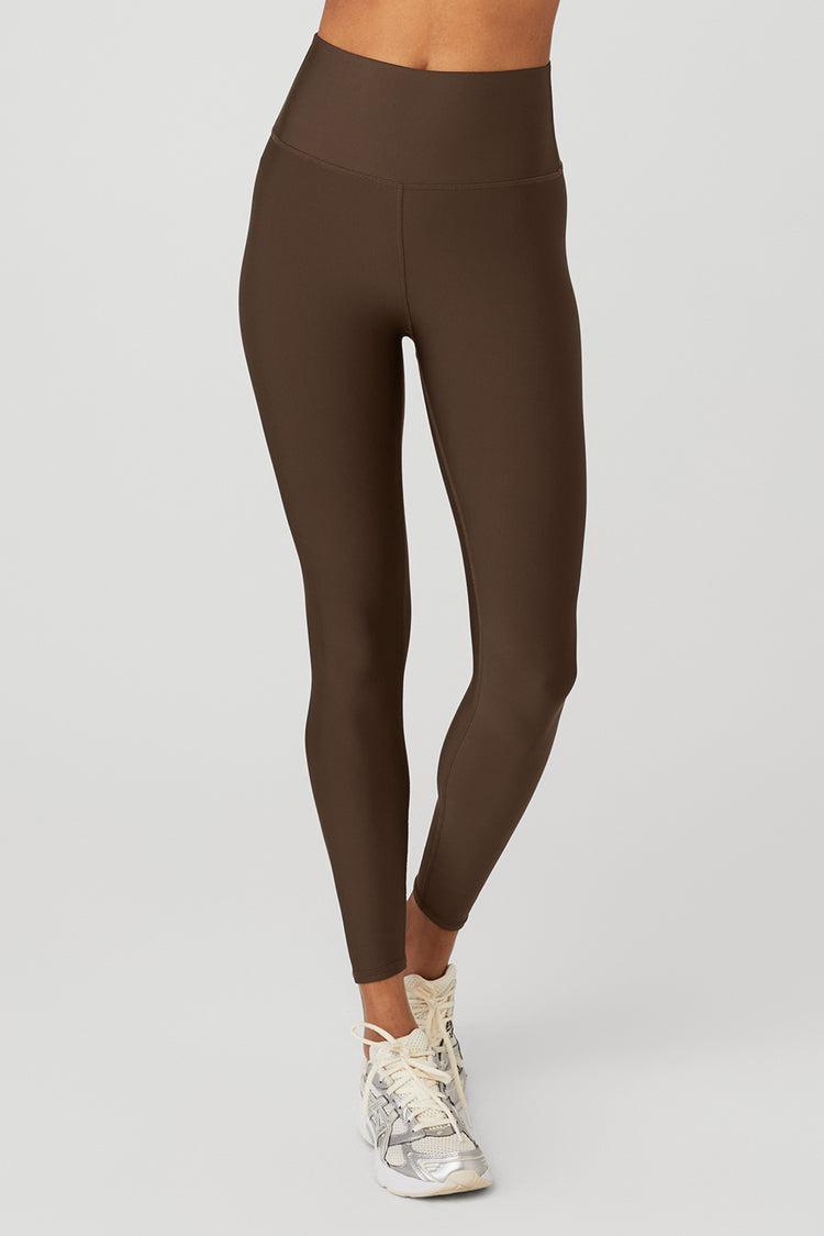 Brown high-waisted leggings with white sneakers