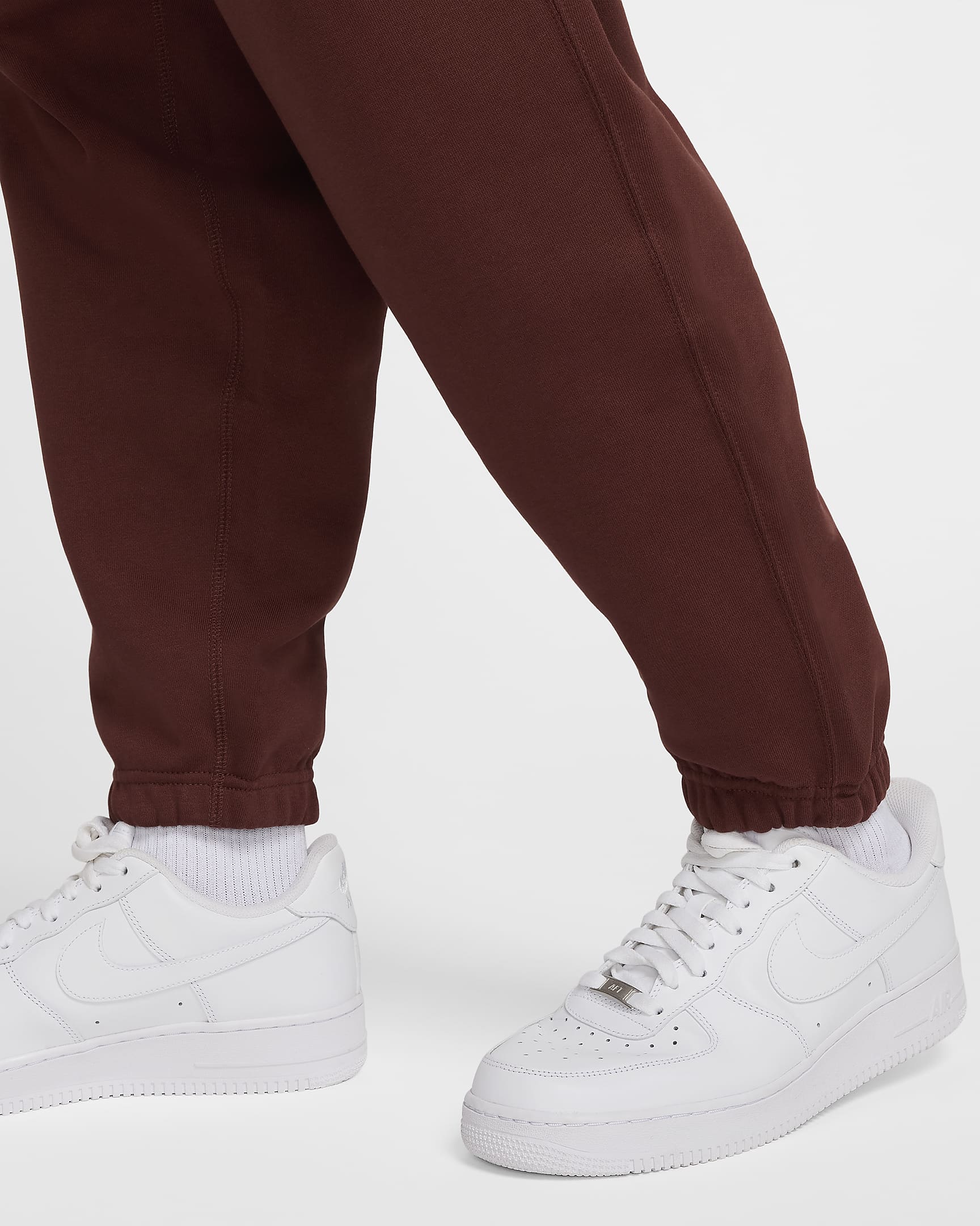 M+NK+SOLO+SWSH+FLC+CF+PANT (1) White Nike sneakers with brown jogger pants